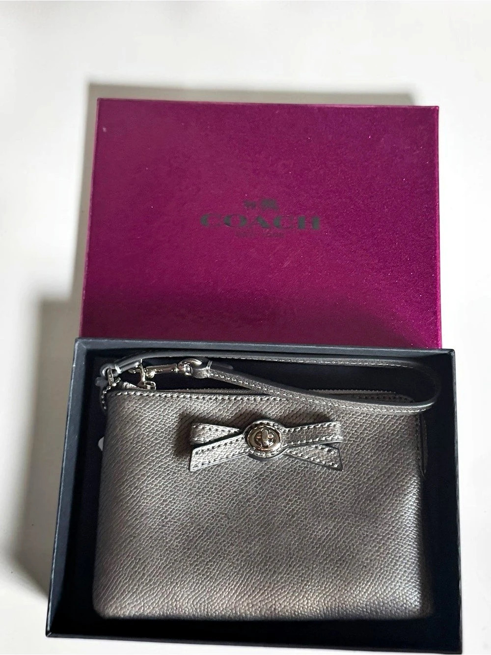 Coach Turnlock Bow Corner Zip Wristlet NIB NWT